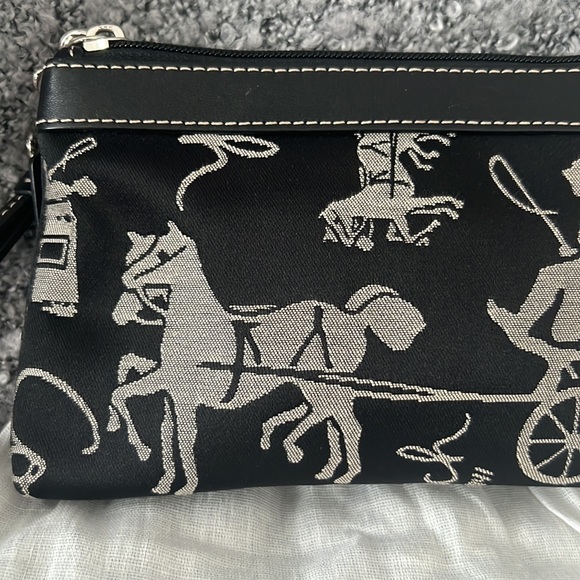 Classic COACH wristlet w dust bag - Picture 5 of 10